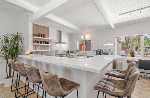 Palm Springs House | Oasis de Caroleta – 1960s-Inspired Home with Deep Pebble Pool, Spa, Fire Pit & Mountain Views