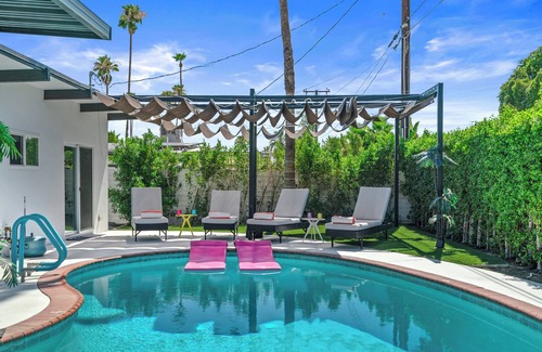 Palm Springs House | Oasis de Caroleta – 1960s-Inspired Home with Deep Pebble Pool, Spa, Fire Pit & Mountain Views