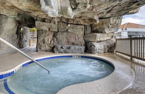 Canyon Corridor Resort | Oasis Haven: Spacious Condo, Pool, Full Kitchen, Minutes from Aerial Tram