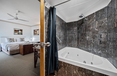 Ulladulla Hotel | Oasis Inn Ulladulla - Guest 18 Years and Older