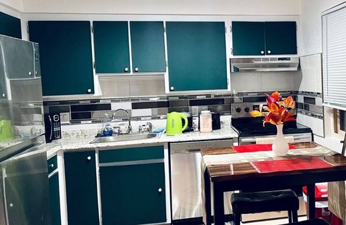 Colorado Springs Apartment | OCC, Near Everything.Near GARDEN OF THE GODS, BROADMOOR. 2 minutes to DOWNTOWN.