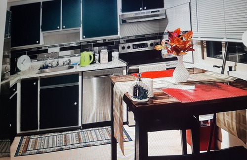 Colorado Springs Apartment | OCC, Near Everything.Near GARDEN OF THE GODS, BROADMOOR. 2 minutes to DOWNTOWN.