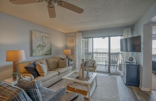 Saint Helena Island House | Ocean Bliss Cottage! Beach Club Villa with Canal Views - Short walk to Beach