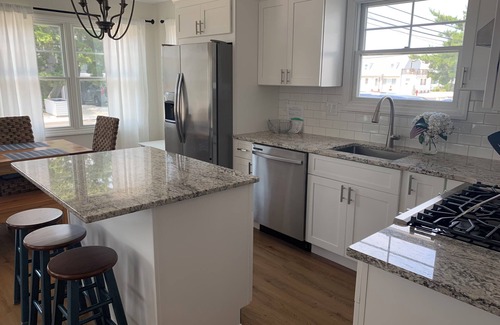 Peahala Park House | Ocean Block Spacious 5-bedroom house with central AC, Six Houses to Beach!
