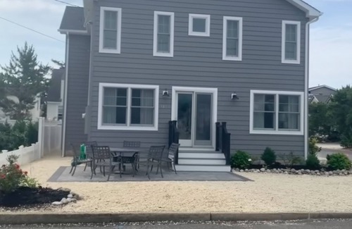 Peahala Park House | Ocean Block Spacious 5-bedroom house with central AC, Six Houses to Beach!
