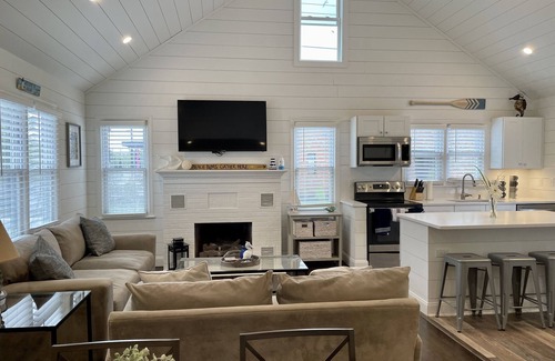 Avalon House | Ocean Breeze Retreat - 5 Bedroom/2 Bath, HEATED POOL, Steps from downtown