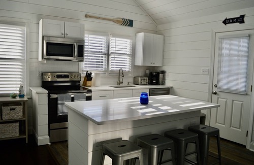 Avalon House | Ocean Breeze Retreat - 5 Bedroom/2 Bath, HEATED POOL, Steps from downtown