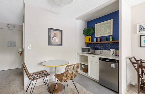 Waikiki Hotel | Ocean Breeze Retreat with Surfing Spots Nearby! Relaxing Rooms w/Lanai | Pool