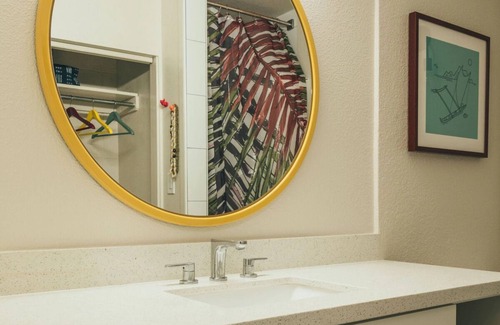 Waikiki Hotel | Ocean Breeze Retreat with Surfing Spots Nearby! Relaxing Rooms w/Lanai | Pool