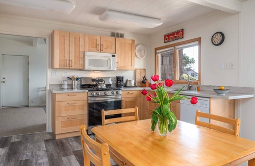 Gualala House | Ocean Bungalow | Tesla EV Station & Near Trails!