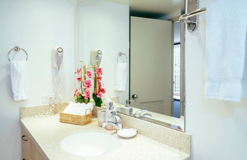 Waikiki Condo | Ocean-Diamond Head Views Waikiki Sunset Hidden Gem w/Free parking & WiFi