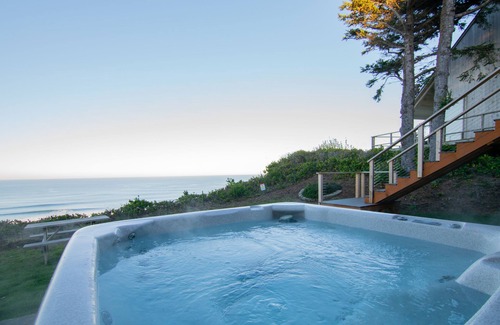 Lincoln City House | Ocean front 3-bedroom house in welcoming Lincoln City with Hot tub