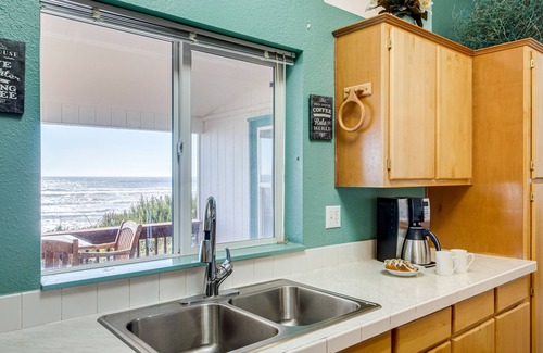 Yachats House | Ocean Front Home With Hot Tub On Miles Of Sandy Beach!