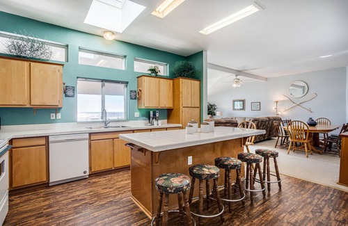Yachats House | Ocean Front Home With Hot Tub On Miles Of Sandy Beach!