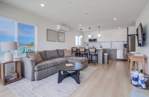 Central Mission Beach Condo | Ocean Front * Newly Remodeled * Luxury Condo