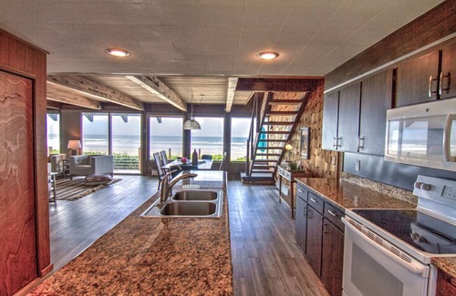 Yachats House | Ocean Front on Miles of Sandy Beach! Dog Friendly!