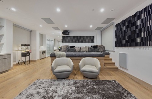 Hermosa Beach Villa | Ocean Front Villa!- 15 Minutes from LAX Airport, Sofi, Intuit Dome and Forum
