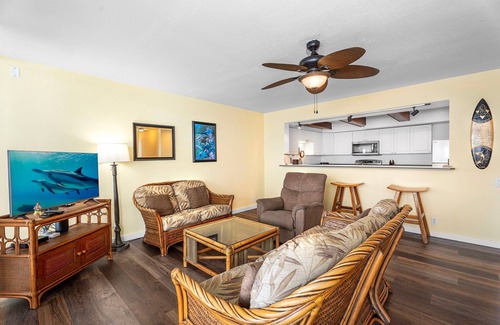 Kailua-Kona Condo | 🏖️Ocean Front | Watch Dolphins from the Lanai | Wi-Fi | Next to Beach