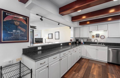 Kailua-Kona Condo | 🏖️Ocean Front | Watch Dolphins from the Lanai | Wi-Fi | Next to Beach