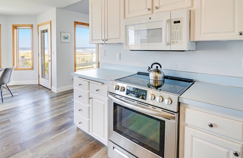 Bayshore House | Ocean Front with Hot Tub, Dog Friendly!