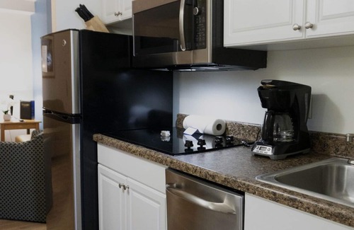 Northeast Virginia Beach Resort | Ocean Key Resort spacious 1 bedroom suite