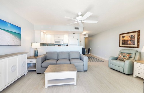 Sanibel Condo | OCEAN'S REACH 1B3, 3rd Floor, 1-Bedroom, 2 Recliners, All Amenities Open