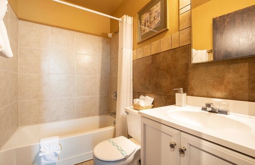 Ocean Shores Hotel | Ocean Song - Queen Studio Room at Wanderlust Inn, Pet Friendly