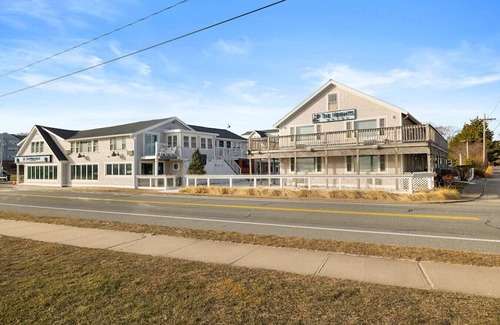 Falmouth Heights Apartment | Ocean View 1 Queen Bed Room with Vibrant Vibe