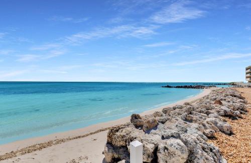 Key Colony Beach Apartment | Ocean View 2 bedroom Condo Pool Key Colony Beach