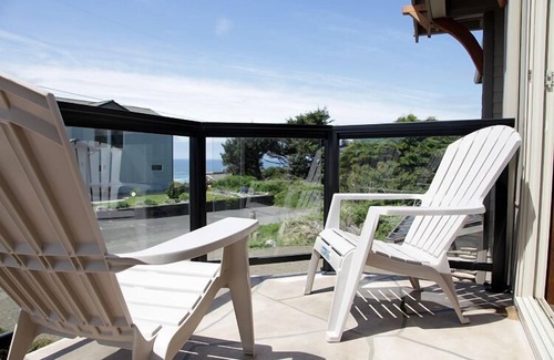 Roads End House | Ocean View Beach Home~Roads End~Hot Tub~Sauna~WiFi~Pool Table