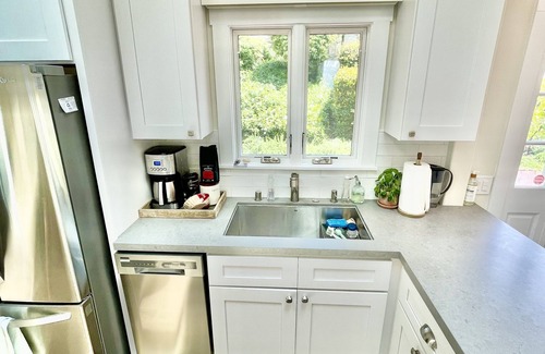 Summerland House | Ocean View Bungalow - walk to everything!