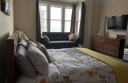 Margate Bed & Breakfast | Ocean view double with ensuite, with access to private garden and bike store
