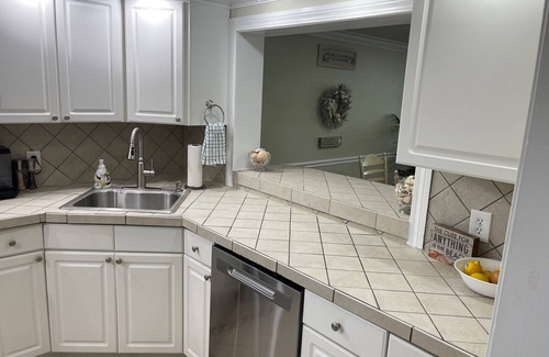 Crescent Beach Condo | Ocean View Flat 2 Bed/2 Bath +Murphy Bed - Fully Updated