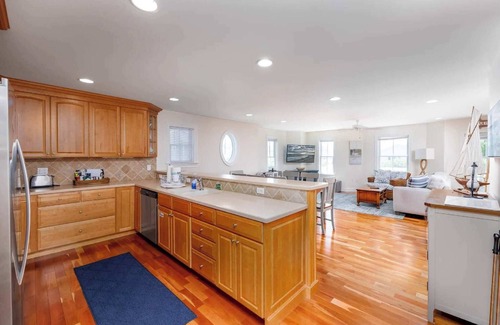 Cape May Condo | Ocean view & pool, 4 bed/5 bath, 1 block to beach, 3 blocks to town!