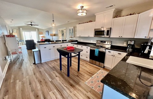 Long Beach House | Ocean View/Pool/Dog Friendly/Elevator/Center of Town/1PM Check-In/East Beachn