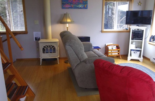 Yachats House | Ocean View Quiet Street, 2 minutes to 804 Trail & Dog Friendly