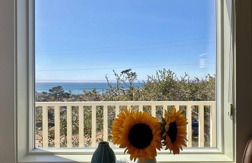 Marine Terrace Cottage | Ocean View Retreat with King sized bed and 5 min walk to sea + Fiscalini trails.