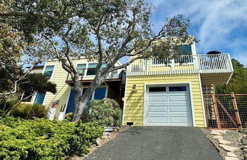 Marine Terrace Cottage | Ocean View Retreat with King sized bed and 5 min walk to sea + Fiscalini trails.