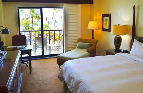 Hanamaulu Condo | Ocean View Top Floor Deluxe Suite. Fun Resort With Pools, Beach, and Dining