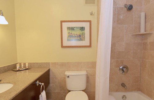 Hanamaulu Condo | Ocean View Top Floor Deluxe Suite. Fun Resort With Pools, Beach, and Dining