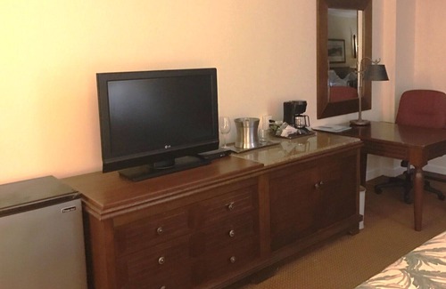 Hanamaulu Condo | Ocean View Top Floor Deluxe Suite. Fun Resort With Pools, Beach, and Dining