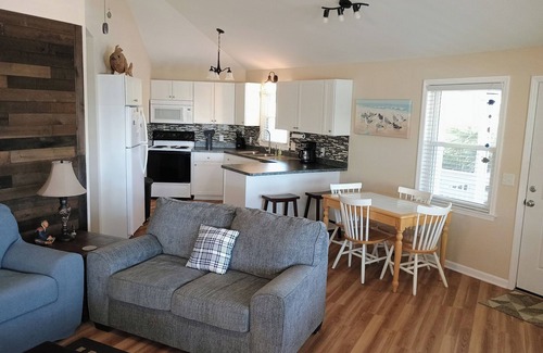 Edisto Island House | Ocean View Updated Beach House,Large Screened Porch,Beach Across the Street