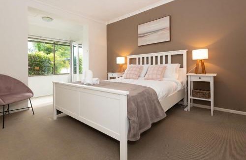 Malua Bay House | Ocean Views Walk to Malua Beach EV & Pet Friendly