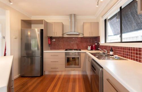 Malua Bay House | Ocean Views Walk to Malua Beach EV & Pet Friendly