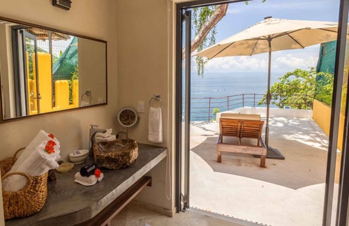 South Shore Hotel Area Villa | Oceanfront 15 Bedroom Villa For 28 Guests.