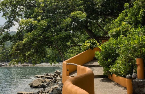 South Shore Hotel Area Villa | Oceanfront 15 Bedroom Villa For 28 Guests.