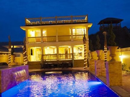 Kill Devil Hills House | OCEANFRONT, 18 BRs, ELEV, Theater, Rec Room, Poolside Bar, Luxury, EP204, Grande Ritz Carolina