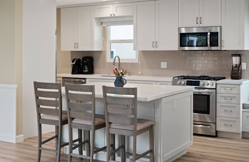 Beach Barber Tract House | Oceanfront at Windansea Beach- AC, Private Oceanfront Deck, Parking!