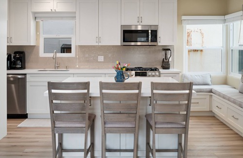 Beach Barber Tract House | Oceanfront at Windansea Beach- AC, Private Oceanfront Deck, Parking!