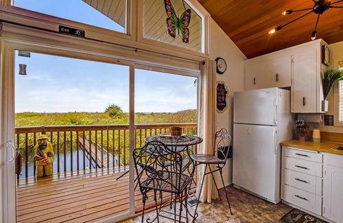 Oyehut-Hogans Corner House | Oceanfront beach house near town with washer/dryer- dog-friendly